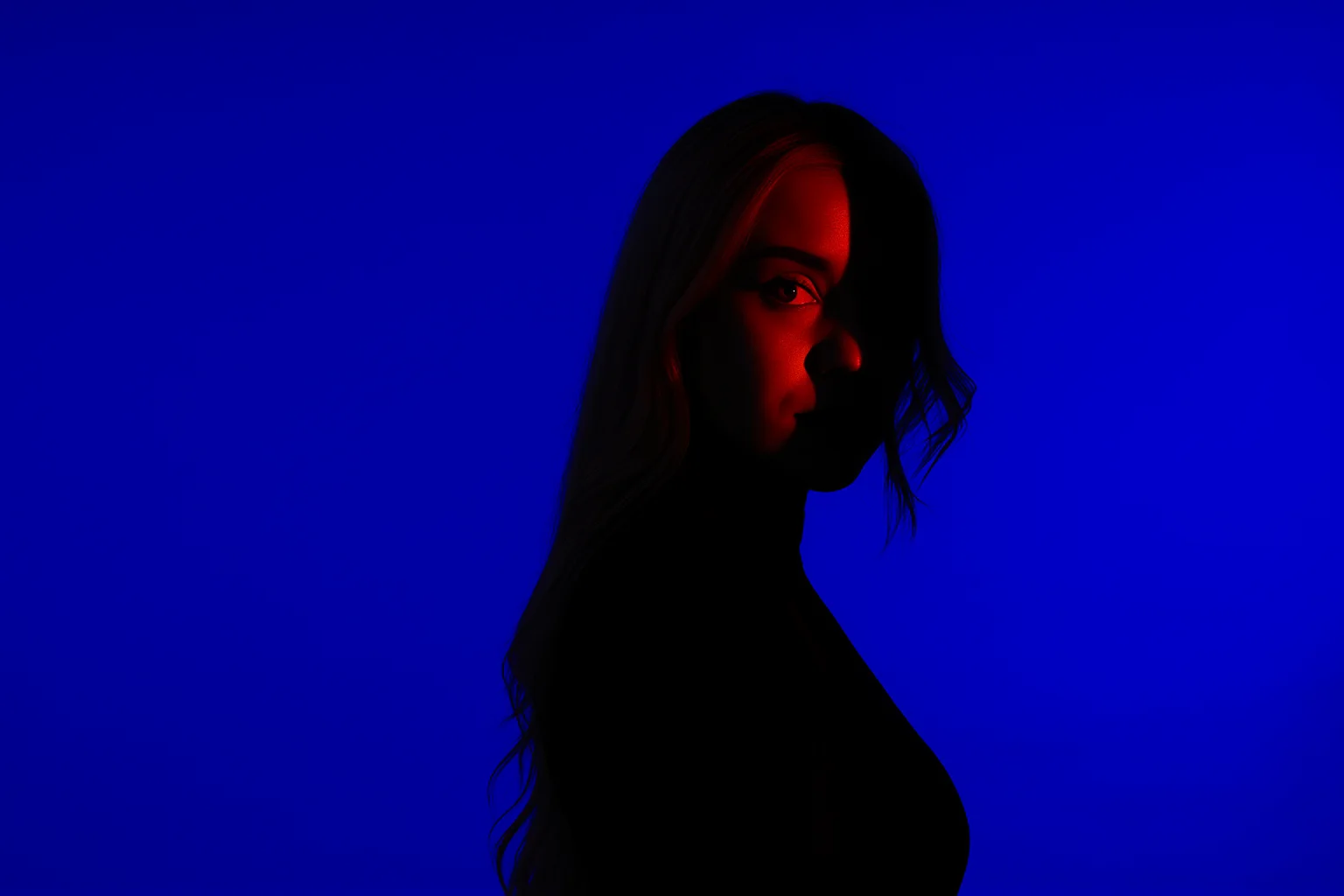 Ritratto di donna con luce rossa e sfondo blu, fotografia artistica