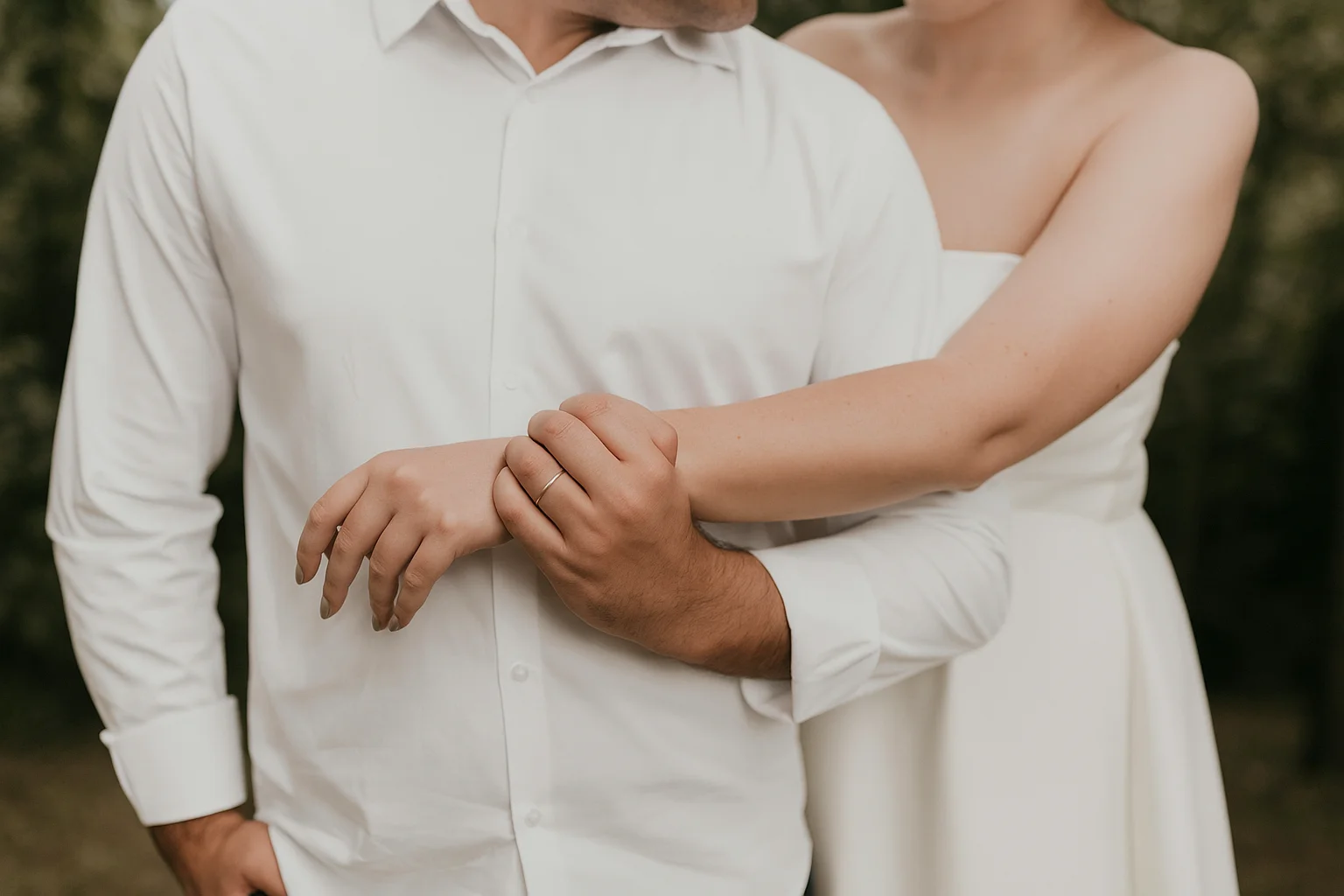 Frisch verheiratetes Paar hält sich liebevoll an den Händen.