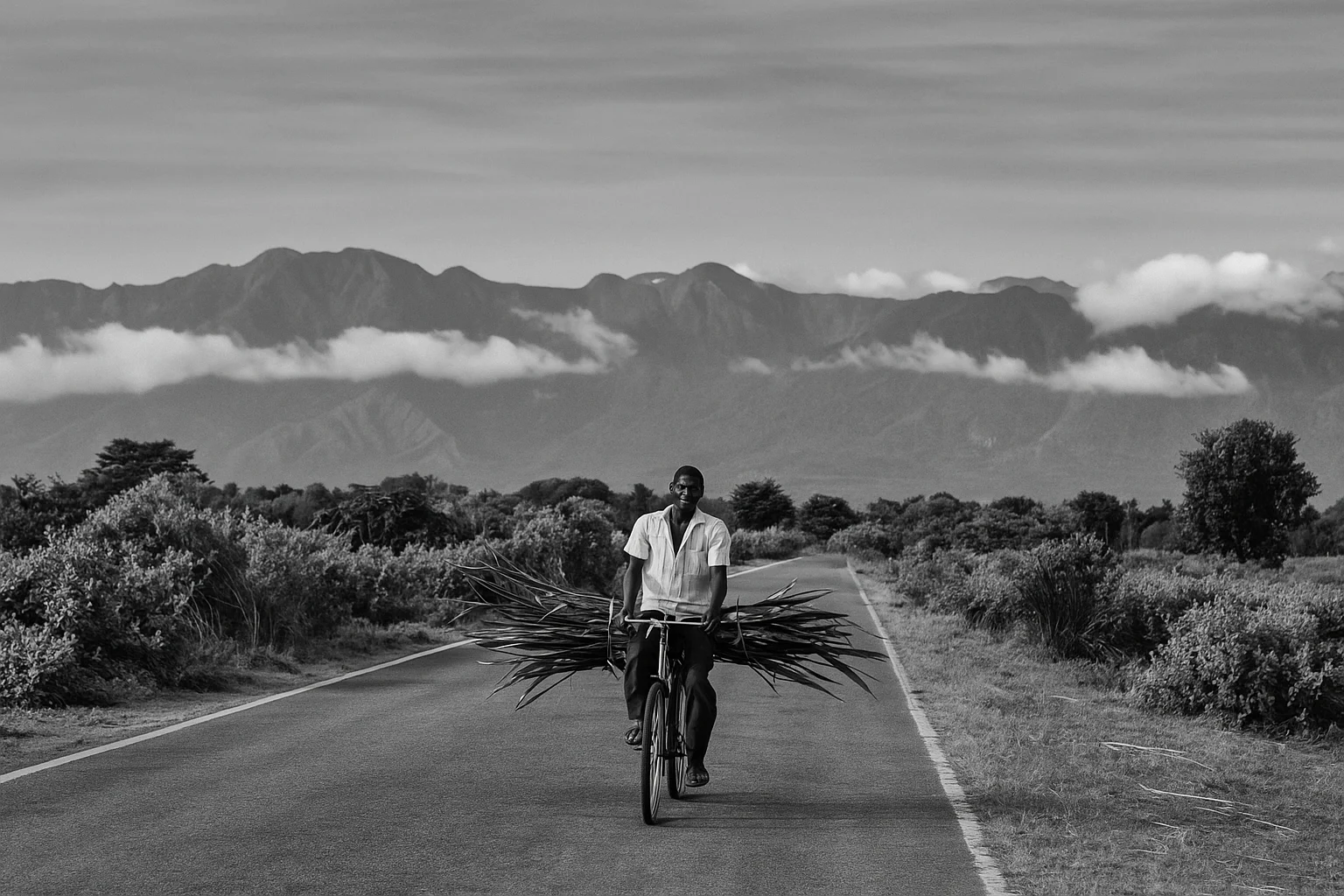 Villageois à vélo devant les montagnes, vie rurale
