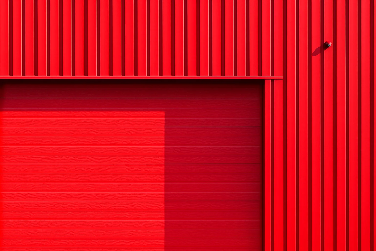 Tampilan luar bangunan modern dengan fasad logam merah