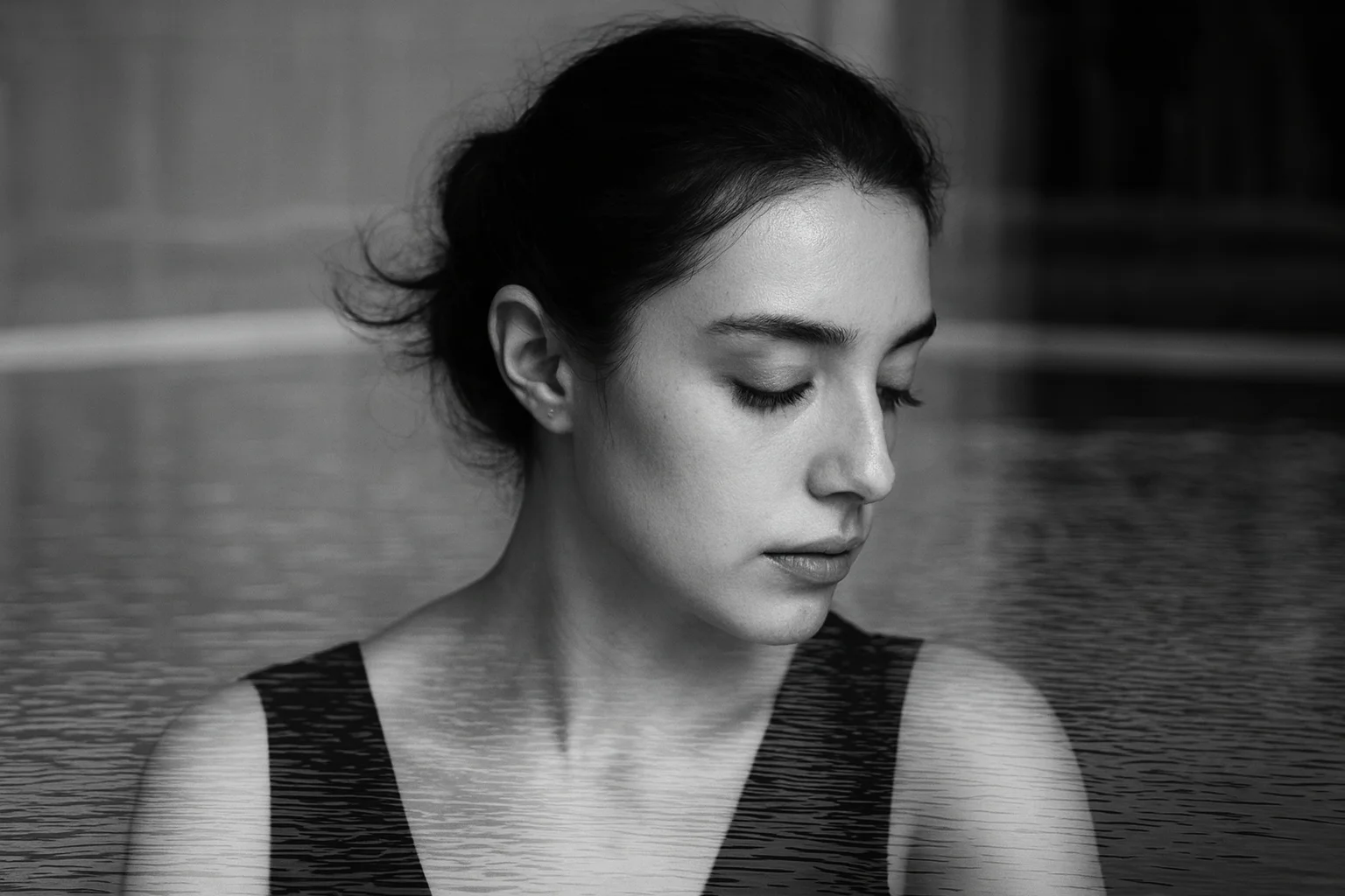 Художественное фото двойной экспозиции, объединяющее водную текстуру и портрет молодой женщины.