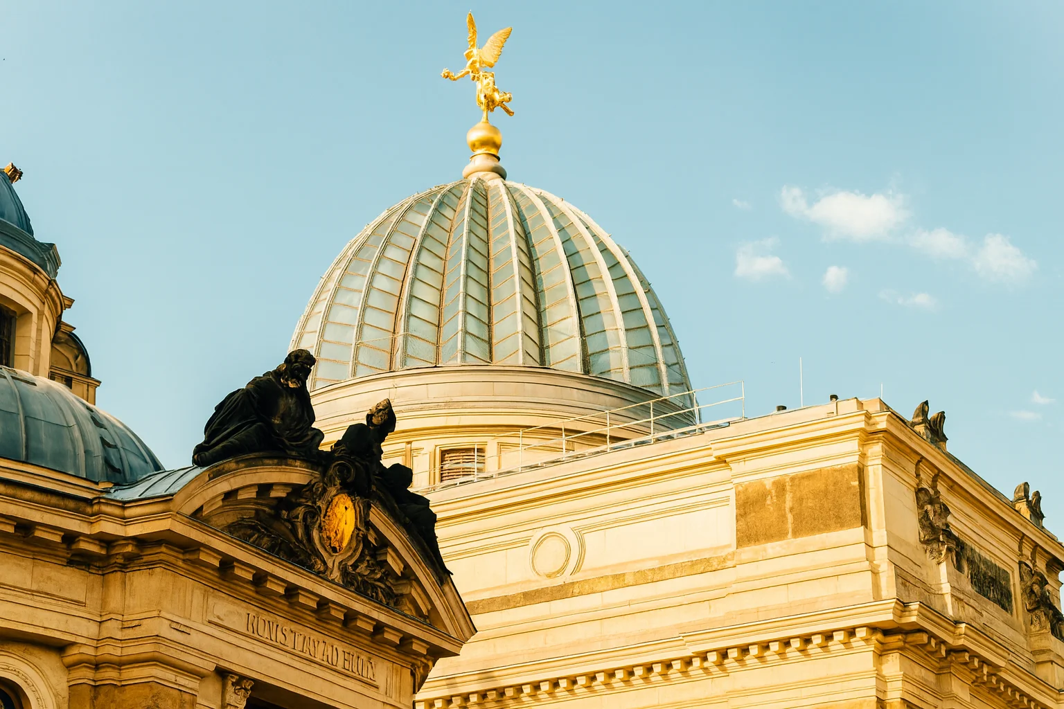 黄金の像が乗る芸術アカデミーのドーム写真。
