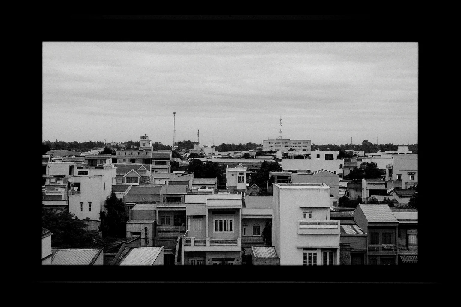 Vista urbana en blanco y negro desde una ventana
